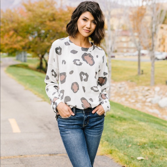 Oversized Animal Print Top - Picture 3 of 8